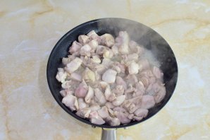 Феттуччине с жареным куриным филе и соусом "Песто"