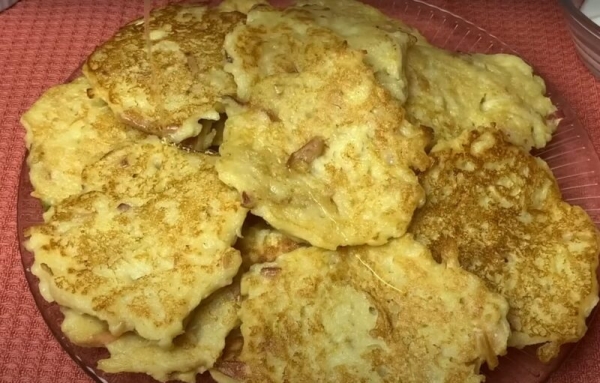 Смешайте яблоки с манкой. Вот как нужно готовить вкусные и сытные оладьи Смешайте яблоки с манкой. Вот как нужно готовить вкусные и сытные оладьи