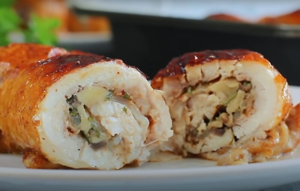 Сочные рулеты из куриных ножек. Рецепт курицы в духовке: все, кто пробовал, просили добавки Сочные рулеты из куриных ножек. Рецепт курицы в духовке: все, кто пробовал, просили добавки