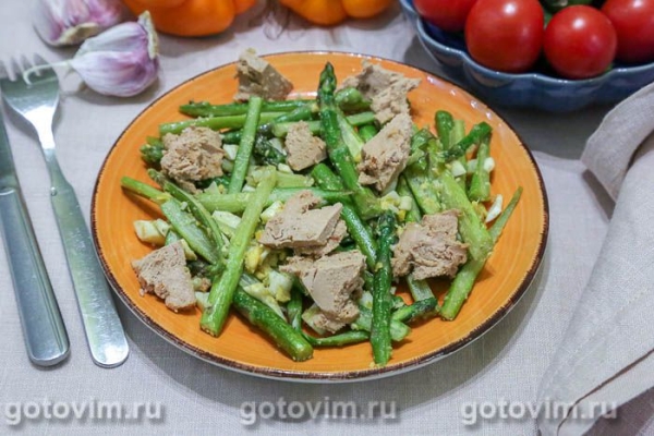 Тёплый салат из спаржи, яиц и паштета
