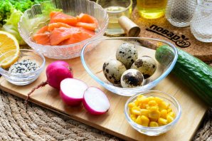 Салат с кукурузой и слабосоленой семгой Салат с кукурузой и слабосоленой семгой