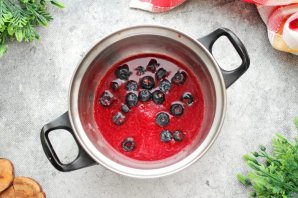 Шоколадный торт с малиной и голубикой