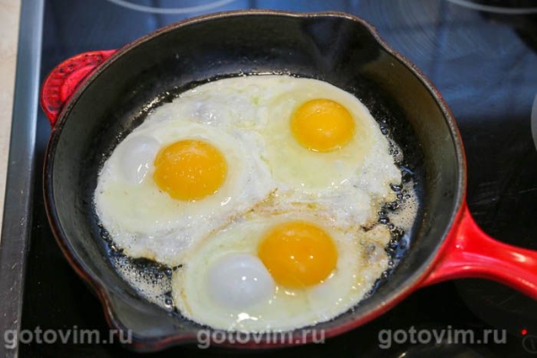 Сэндвич с колбасками и яйцом Сэндвич с колбасками и яйцом