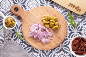 Салат с вялеными помидорами