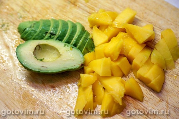 Салат из курицы с манго и авокадо Салат из курицы с манго и авокадо