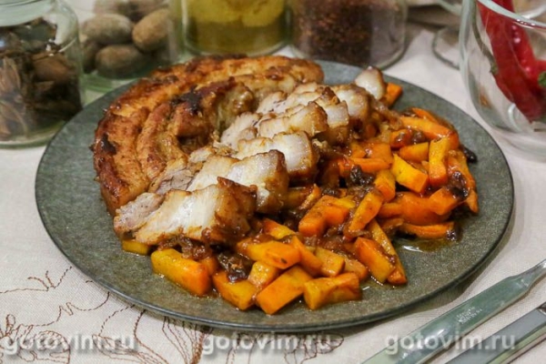 Свиная грудинка, зажаренная целым куском в мультиварке