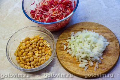 Солянка из квашеной и свежей капусты с нутом и курагой