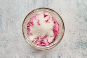 Настойка из лепестков роз Настойка из лепестков роз