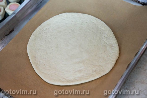 Пицца-пирог с бортиком из сосисок