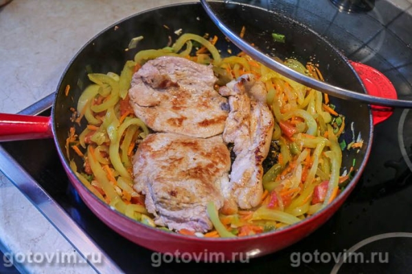 Свиная отбивная с овощами и соевым соусом Свиная отбивная с овощами и соевым соусом