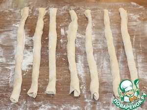 Змейки из слоеного теста с начинкой