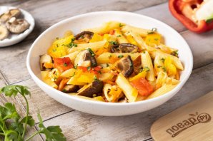 Макароны с грибами и овощами на сковороде Макароны с грибами и овощами на сковороде