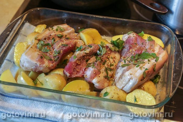 Свиная грудинка с горчицей, лимоном и мятой в духовке