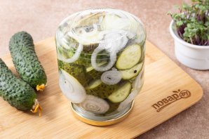 Огурцы с луком на зиму