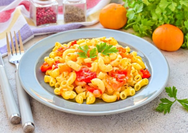Макароны с помидорами и луком Макароны с помидорами и луком