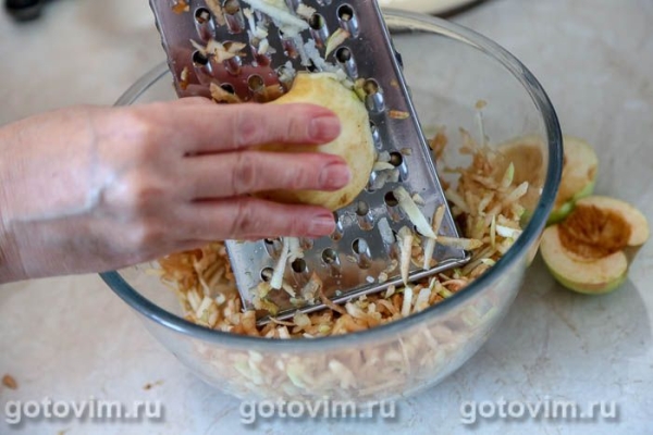 Бисквитный рулет с тертыми яблоками Бисквитный рулет с тертыми яблоками