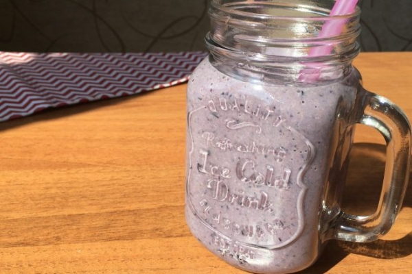 Смузи с черникой, бананом и молоком Смузи с черникой, бананом и молоком