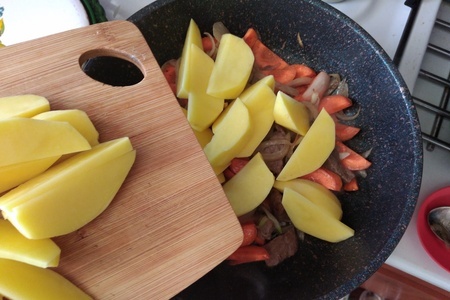 Тушёная говядина со свежим зелёным горошком Тушёная говядина со свежим зелёным горошком