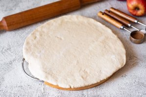 Слоеный пирог с яблоками из готового теста