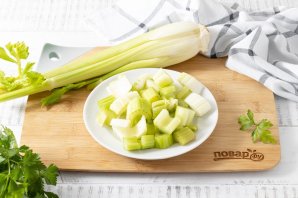 Томатный сок с сельдереем Томатный сок с сельдереем