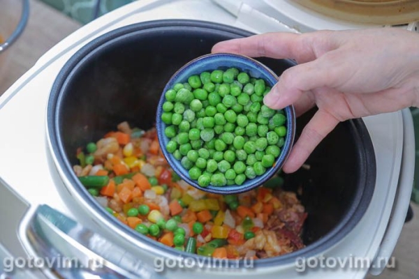 Паэлья с креветками, копченостями и зеленым горошком в мультиварке