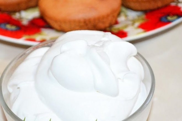 Заварная глазурь для кулича из белков и сахара Заварная глазурь для кулича из белков и сахара