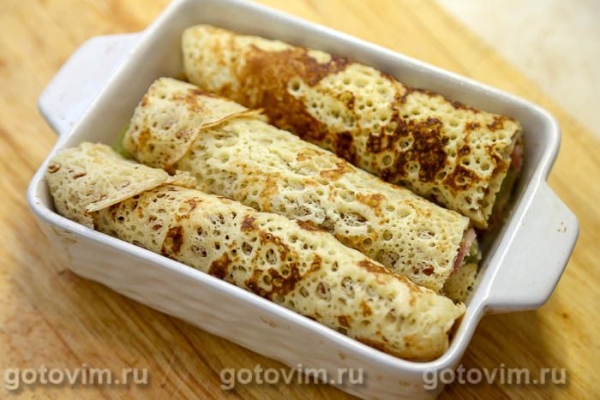 Блинные рулеты с беконом, копченым сыром и солеными огурцами Блинные рулеты с беконом, копченым сыром и солеными огурцами