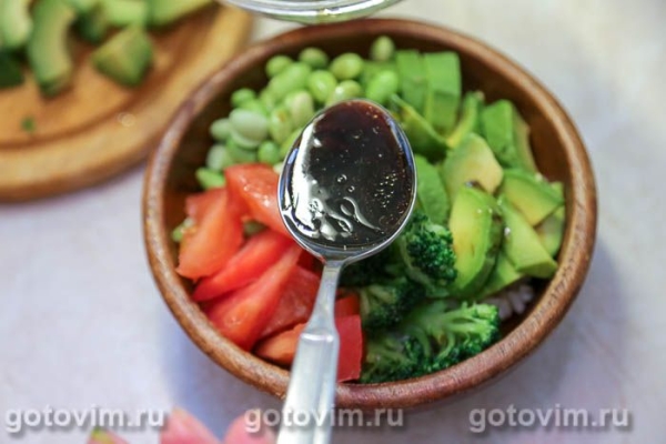 Поке-боул с бобами эдамаме, брокколи и авокадо Поке-боул с бобами эдамаме, брокколи и авокадо