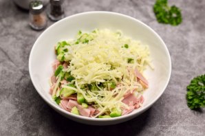 Салат "Фантазия" с яйцами и сыром Салат "Фантазия" с яйцами и сыром