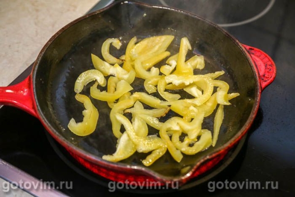 Теплый салат из лисичек с копченной курицей и овощами Теплый салат из лисичек с копченной курицей и овощами