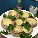 Фаршированные шампиньоны с сыром и сметаной