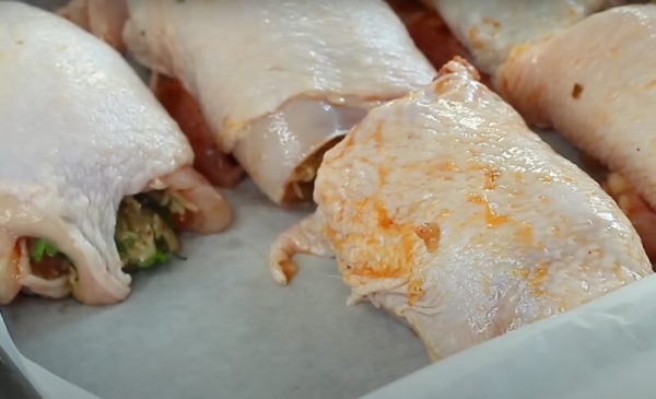 Сочные рулеты из куриных ножек. Рецепт курицы в духовке: все, кто пробовал, просили добавки Сочные рулеты из куриных ножек. Рецепт курицы в духовке: все, кто пробовал, просили добавки