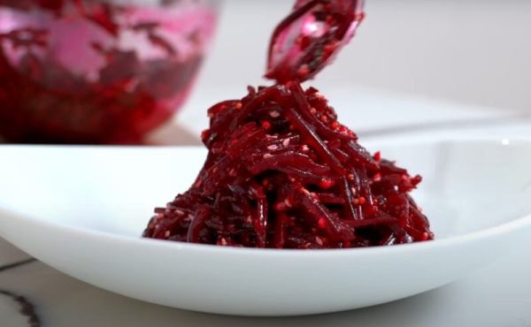 Простой и полезный салат из свеклы за 5 минут. Идеальное сочетание ингредиентов Простой и полезный салат из свеклы за 5 минут. Идеальное сочетание ингредиентов