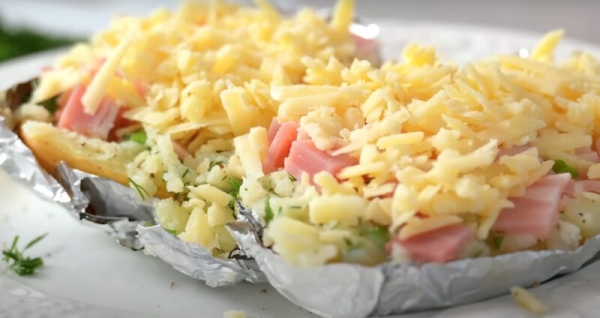 Картофель с беконом в духовке. Простое, но невероятно ароматное и сытное блюдо Картофель с беконом в духовке. Простое, но невероятно ароматное и сытное блюдо