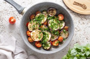 Тушеные баклажаны с помидорами Тушеные баклажаны с помидорами