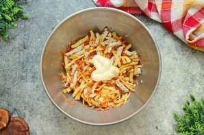 Салат с курицей, омлетом и корейской морковью Салат с курицей, омлетом и корейской морковью