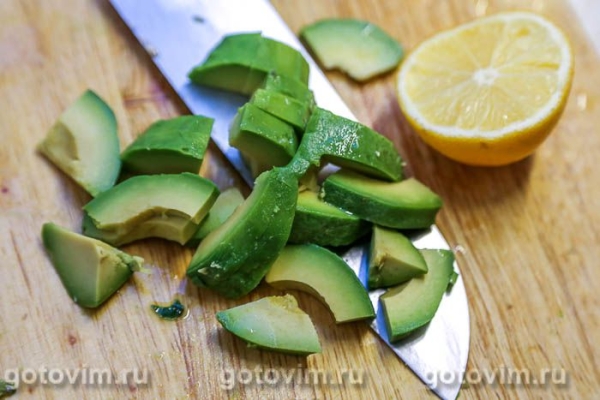 Поке-боул с бобами эдамаме, брокколи и авокадо Поке-боул с бобами эдамаме, брокколи и авокадо