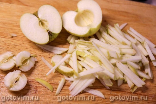 Салат «Пражский» с жареным мясом, перцем и яблоками Салат «Пражский» с жареным мясом, перцем и яблоками