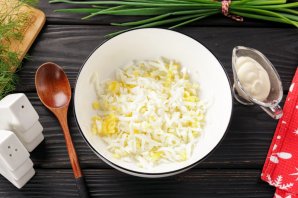 Бутерброд со шпротами и солеными огурцами Бутерброд со шпротами и солеными огурцами