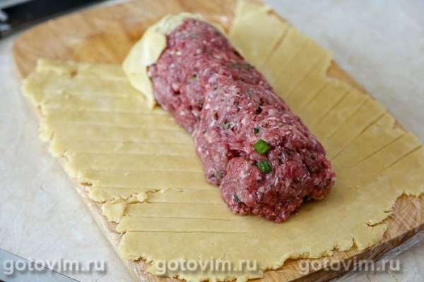 Мясной рулет с яйцом в тесте