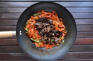 Удон с говядиной в устричном соусе Удон с говядиной в устричном соусе