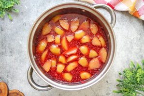 Компот из брусники и яблок Компот из брусники и яблок