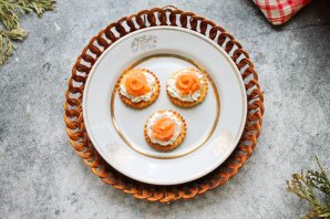 Закуска с лососем и каперсами Закуска с лососем и каперсами