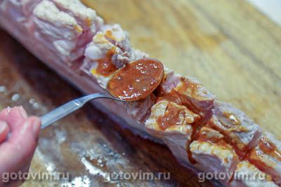 Свинина с аджикой, запеченная до хрустящей корочки Свинина с аджикой, запеченная до хрустящей корочки