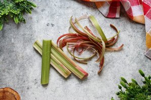 Десерт из клубники и ревеня