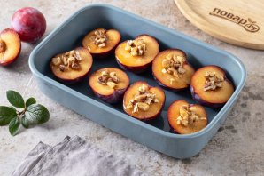 Сливы запеченные в духовке с орехами Сливы запеченные в духовке с орехами