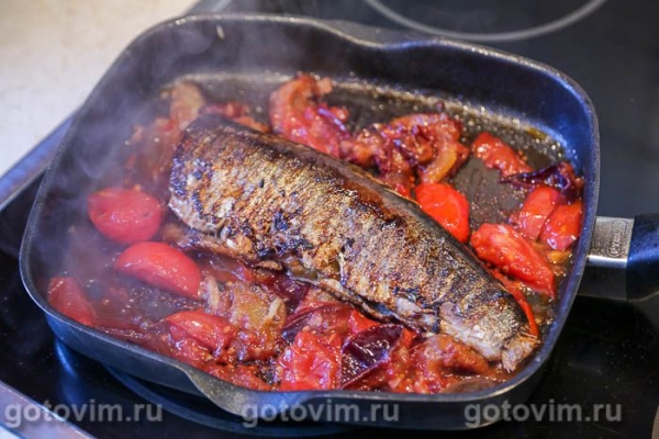 Сельдь, жаренная с помидорами, сливами и чесноком в соевом соусе Сельдь, жаренная с помидорами, сливами и чесноком в соевом соусе