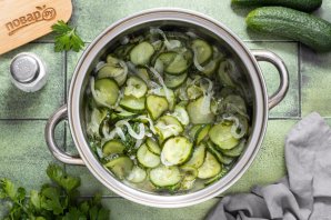 Салат с огурцами на зиму