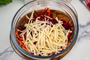 Салат из свеклы и моркови с сыром Салат из свеклы и моркови с сыром