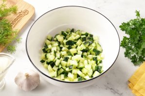 Салат с яйцом, сыром, кукурузой и огурцом